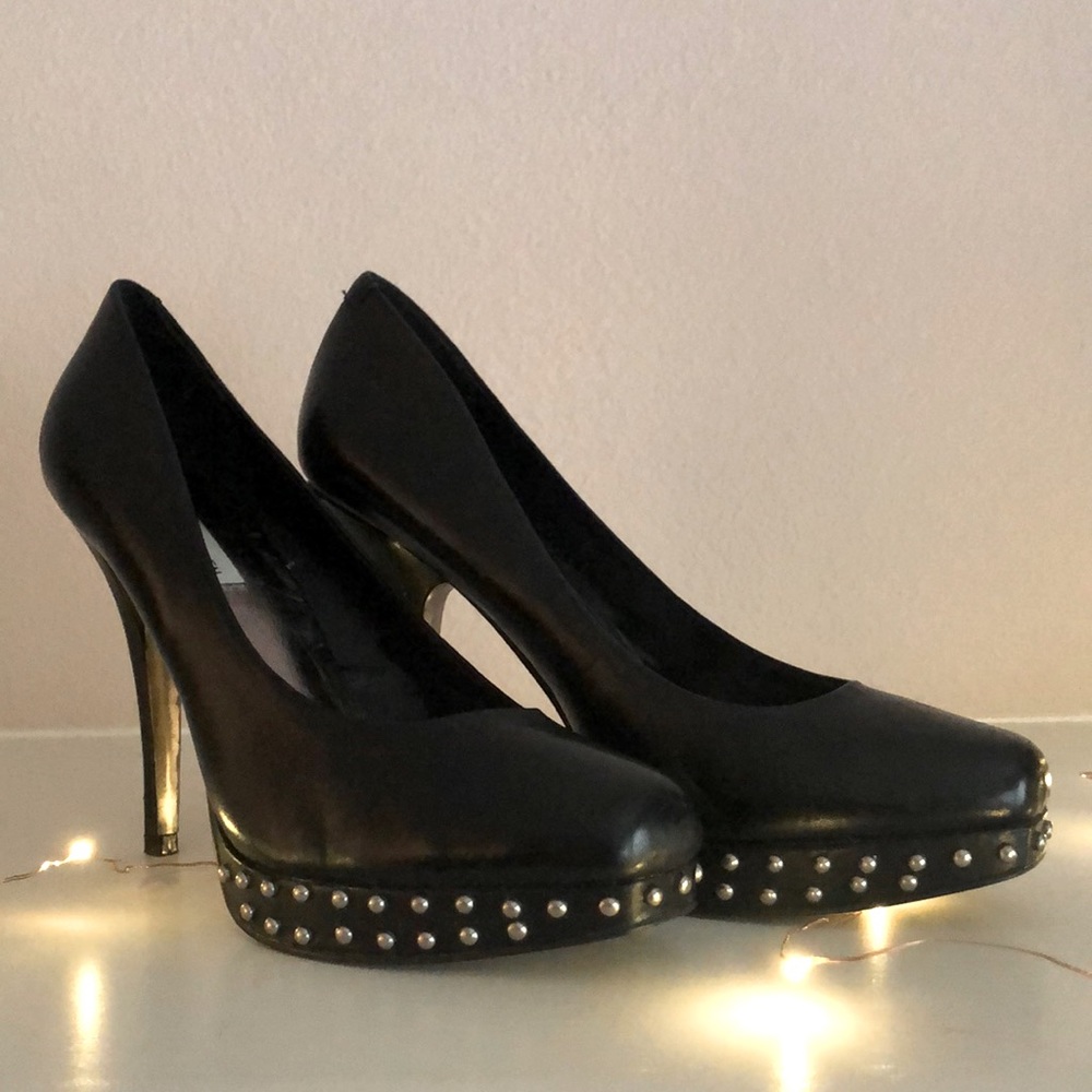 Steve Madden black 4 in pump with riveting detail.
